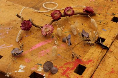 Natur-Mobile aus einem Ast mit Trockenblumen