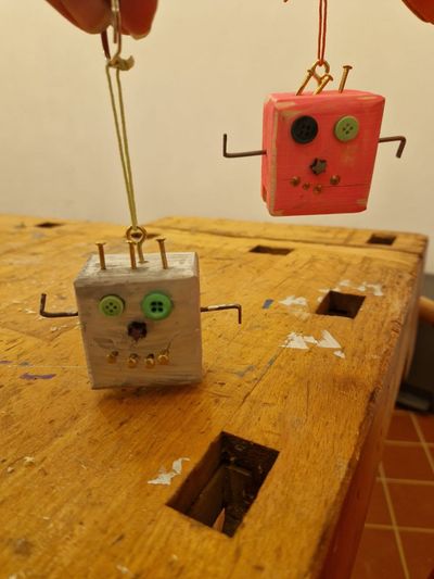 Kleiner Roboter aus Holz mit Schrauben und Knöpfen