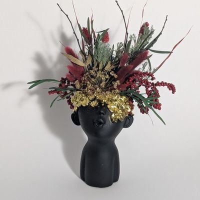 Büste mit österlichen Trockenblumen