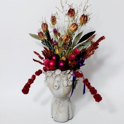 Weiße Büste mit Trockenblumen