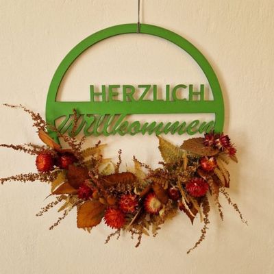 Loop mit Schriftzug „Willkommen“