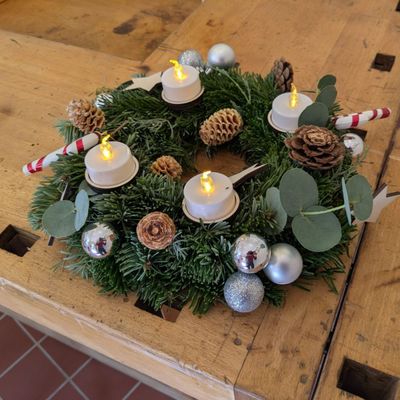 Kinder gestalten ihren eigenen Adventskranz