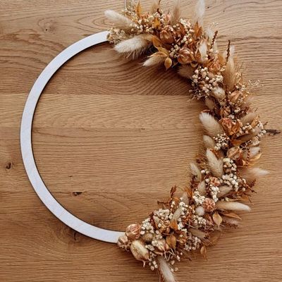 Loop mit Trockenblumen in Orangetönen