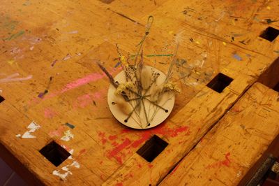Holzscheibe mit eingesteckten Trockenblumen