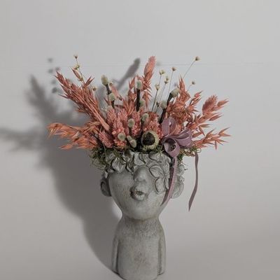 Büste mit Trockenblumen zu Ostern