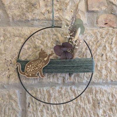 Metallloop mit Trockenblumen und Holzmotiv