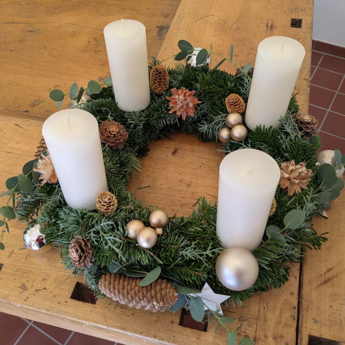 Adventskranz aus Tannengrün und Naturmaterialien